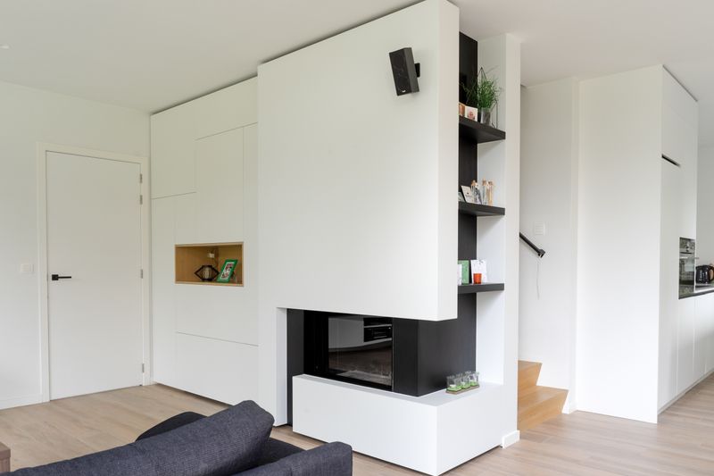 Haardbekleding met nis en inbouwkast in Deinze (19-007)