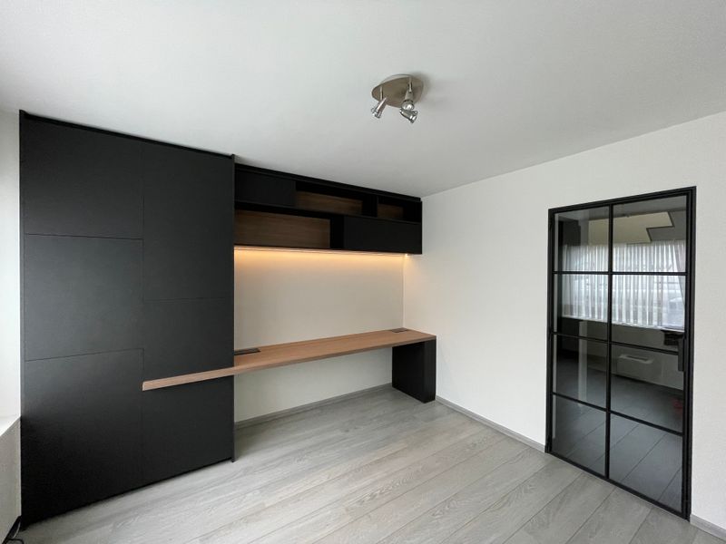 Bureau met fineer werkblad en inbouwkasten (20-032)