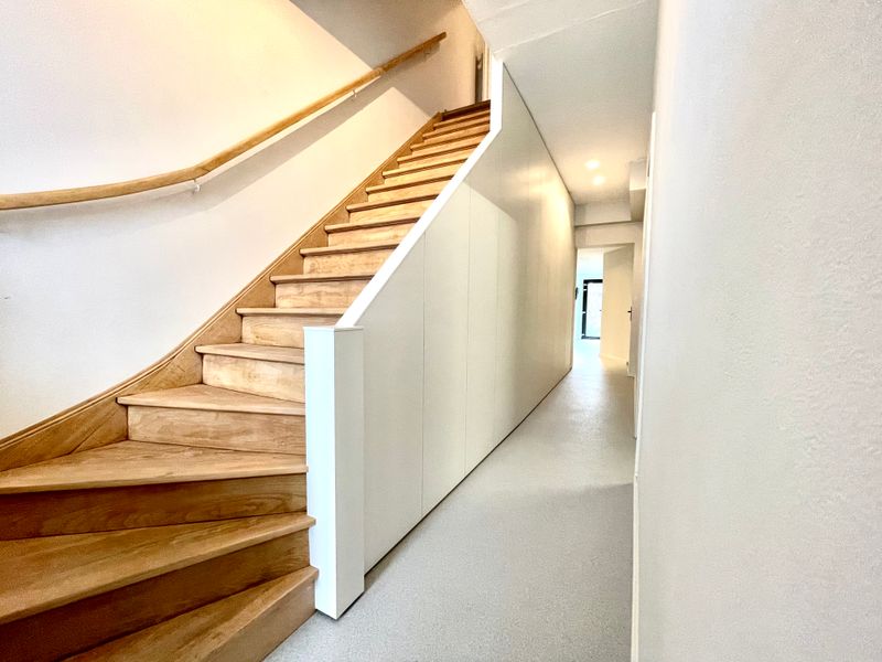 Vestiaire onder trap in Zwijnaarde (20-036)