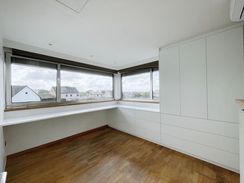 Ruimte bureau met inbouwkasten in Wichelen (21-045)