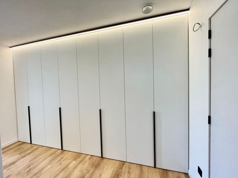 Inbouwkasten met verborgen bureau en dressing in Wetteren (21-050A)