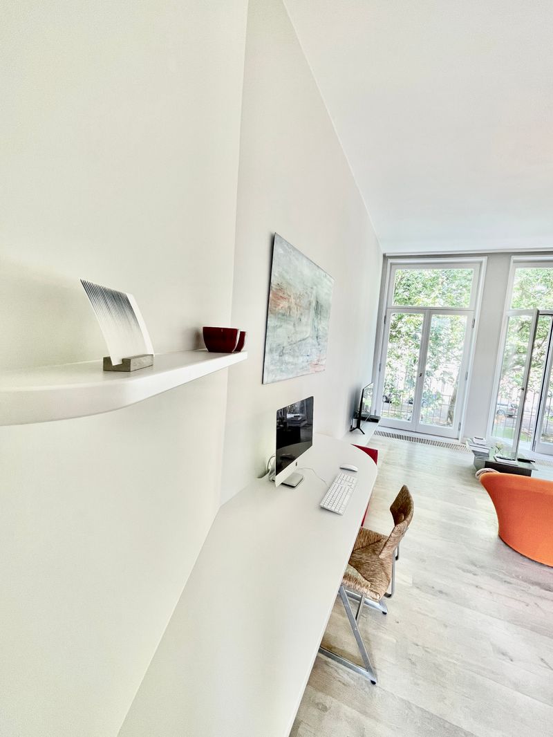 Minimalistische bureau- en TV-wand in Gent (21-051a)